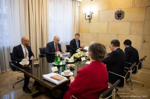 Minister Zbigniew Rau rozmawiał z Dyrektorem Generalnym Organizacji ds. Zakazu Broni Chemicznej. Omówił konsekwencje rosyjskiej agresji na Ukrainę