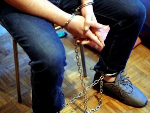 [VIDEO] Trzej zatrzymani za obrót amfetaminą, jeden z nich dodatkowo odpowie za nielegalne posiadanie broni