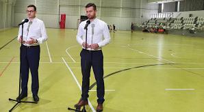 Premier Mateusz Morawiecki i Minister Kamil Bortniczuk ogłosili nowy pilotażowy Program budowy hal sportowych o lekkiej konstrukcji