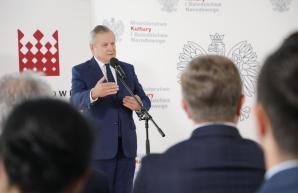 XXI edycja programu stypendialnego „Gaude Polonia” rozstrzygnięta! We wszystkich dotychczasowych edycjach „Gaude Polonia” przyznano 864 stypendiów dla twórców z 14 państw: Albanii, Armenii, Białorusi, Bułgarii, Gruzji, Kazachstanu, Macedonii, Mołdawii