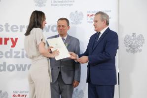 XXI edycja programu stypendialnego „Gaude Polonia” rozstrzygnięta! We wszystkich dotychczasowych edycjach „Gaude Polonia” przyznano 864 stypendiów dla twórców z 14 państw: Albanii, Armenii, Białorusi, Bułgarii, Gruzji, Kazachstanu, Macedonii, Mołdawii