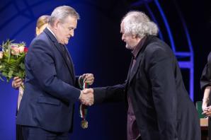 Wybitni twórcy i artyści teatralni odznaczeni Medalami „Gloria Artis” z okazji Międzynarodowego Dnia Teatru