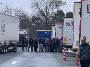 [VIDEO] Gruzińscy kierowcy nie chcą oddać polskiemu właścicielowi 70 TIR-ów! Czy niemiecka policja łamie prawo wobec interweniującego Biura Rutkowski oraz Telewizja.Patriot24.net?