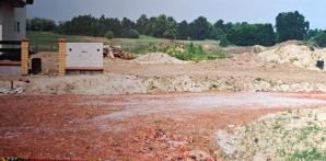 [VIDEO] Kompromitacja wójta gminy Psary! Zezwolił bardzo ciężkim ciężarówkom jeździć po osiedlowej drodze w Malinowicach zbudowanej na glinie  wyłożonej nie twardym tłuczniem, ale miękkimi, rozbitymi cegłami! 