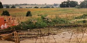 [VIDEO] Kompromitacja wójta gminy Psary! Zezwolił bardzo ciężkim ciężarówkom jeździć po osiedlowej drodze w Malinowicach zbudowanej na glinie  wyłożonej nie twardym tłuczniem, ale miękkimi, rozbitymi cegłami! 