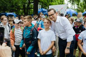[VIDEO] Premier Mateusz Morawiecki o programie „800+”: to program zwiększania szans dla wszystkich naszych dzieci