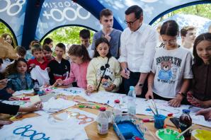 [VIDEO] Premier Mateusz Morawiecki o programie „800+”: to program zwiększania szans dla wszystkich naszych dzieci