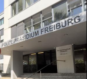 [VIDEO] Der polnische Student Oskar Gwizdała hinter Gittern der Haftanstalt in Freiburg. Und sein krimineller Boss nicht! Demonstration mit Beteiligung von Familien anderer inhaftierter Polen am Freitag um 11:00 Uhr vor der Deutschen Botschaft in Warschau