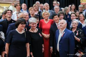 Małżonka Prezydenta RP Agata Kornhauser–Duda wzięła udział w ceremonii upamiętnienia 100. rocznicy powrotu Dzieci Syberyjskich do Polski