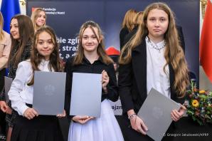 [VIDEO] Para Prezydencka wręczyła dyplomy stypendialne podopiecznym Fundacji Dorastaj z Nami