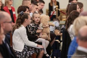 [VIDEO] Para Prezydencka wręczyła dyplomy stypendialne podopiecznym Fundacji Dorastaj z Nami