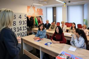 Małżonka Prezydenta spotkała się z uchodźczyniami z Ukrainy, które uczestniczyły  w pierwszej lekcji języka polskiego w RiO EDU Centrum. Kurs został zorganizowany z inicjatywy Agaty Kornhauser–Dudy i Omeny Mensah