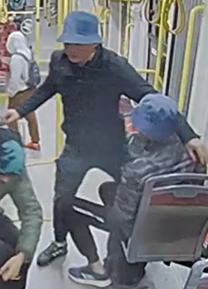 Wypchnęli z tramwaju niepełnosprawnego - kto ich rozpoznaje?
