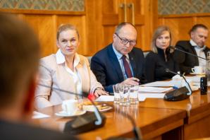 Spotkanie MEN ze związkami zawodowymi w sprawie rozporządzenia płacowego przewidującego rekordowe podwyżki dla nauczycieli