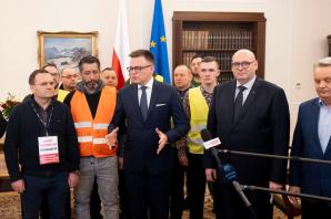 Marszałek Sejmu spotkał się z protestującymi rolnikami
