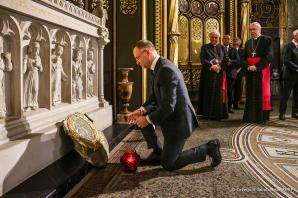 [VIDEO] W 20. rocznicę przystąpienia Polski do Unii Europejskiej Prezydent Andrzej Duda złożył wizytę w Ostrowie Tumskim – najstarszej części Poznania – stanowiącym kolebkę polskiej państwowości