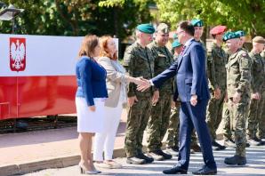 [VIDEO] Przekazanie Flagi RP z kopuły Sejmu 18. Białostockiemu Pułkowi Rozpoznawczemu