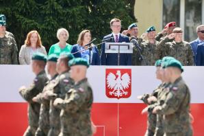 [VIDEO] Przekazanie Flagi RP z kopuły Sejmu 18. Białostockiemu Pułkowi Rozpoznawczemu