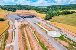 [VIDEO] Najbardziej malowniczy odcinek „eski” w Polsce z najdłuższym tunelem pozamiejskim w kraju otwarty. Droga ekspresowa S3 Bolków – Kamienna Góra oddana do ruchu