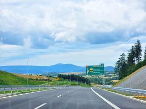 [VIDEO] Najbardziej malowniczy odcinek „eski” w Polsce z najdłuższym tunelem pozamiejskim w kraju otwarty. Droga ekspresowa S3 Bolków – Kamienna Góra oddana do ruchu