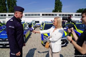 [VIDEO] Na drogi Dolnego Śląska wyjechało 36 radiowozów z napędem hybrydowym