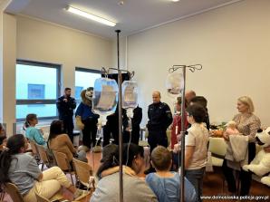 [VIDEO] Dolnośląscy mundurowi przekazali artykuły szkolne, zabawki, gry i klocki dzieciom z oddziałów dziecięcych Dolnośląskiego Szpitala Specjalistycznego im. T. Marciniaka we Wrocławiu