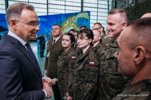 [VIDEO] Spotkanie opłatkowe Pary Prezydenckiej z żołnierzami w 1 Bazie Lotnictwa Transportowego w Warszawie