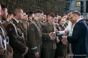 [VIDEO] Spotkanie opłatkowe Pary Prezydenckiej z żołnierzami w 1 Bazie Lotnictwa Transportowego w Warszawie