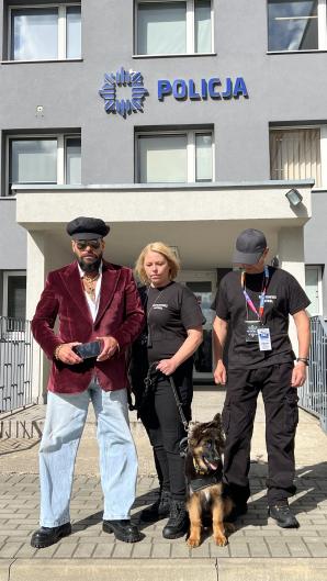 [VIDEO] Biuro Rutkowski i Telewizja Patriot24.net dziękują Kobylnicy. Nowa kadra i pies Reja dołączyli do zespołu