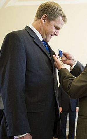 Astronauta polskiego pochodzenia z Krzyżem Oficerskim