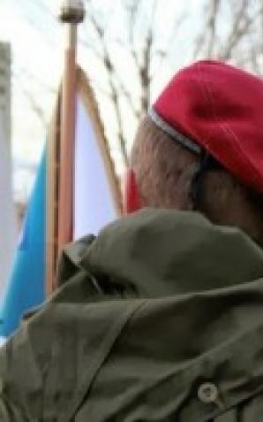 Historyczna ciekawostka -dlaczego Polacy salutują dwoma palcami?