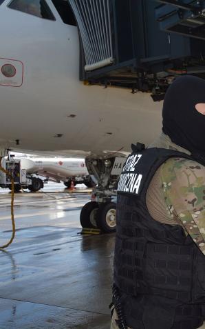 Gdańsk: Agresywny pasażer wyprowadzony z samolotu