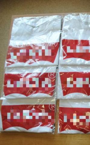 Płońsk: Policjanci zabezpieczyli podrabianą odzież. Sprzedawcy grozi kara 5 lat więzienia