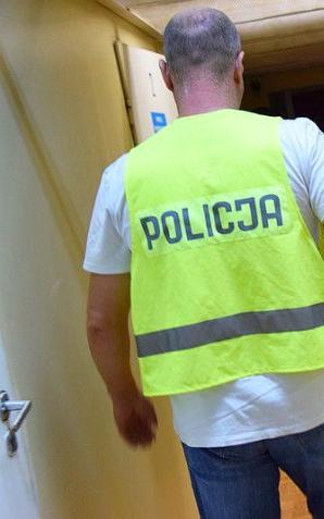 Czekał na poród dziecka, napił się wódki i ukradł samochód. Był poszukiwany!