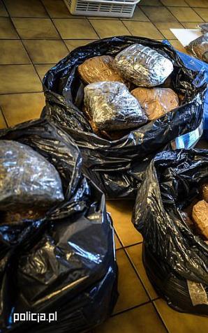 [VIDEO] 26-latek w kołach zapasowych przemycał marihuanę. Policjanci zabezpieczyli łącznie ponad 55 kg narkotyków.