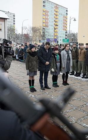 Ostrołęka: Premier Mateusz Morawiecki złożył kwiaty przed Pomnikiem Ofiar Terroru Komunistycznego i tablicą upamiętniającą wizytę śp. prezydenta Lecha Kaczyńskiego
