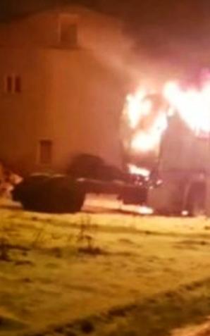 Kielce: Auto w ogniu policjanci ruszyli na ratunek