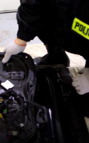 Dolnośląscy policjanci przejęli w Holandii kontener z podzespołami kradzionych na terenie UE i Polski luksusowych aut – części pochodzące z aut o wartości 10 mln miały trafić do Hongkongu