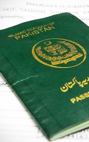 Obywatel Pakistanu legitymował się oryginalnym paszportem z fałszywą wizą