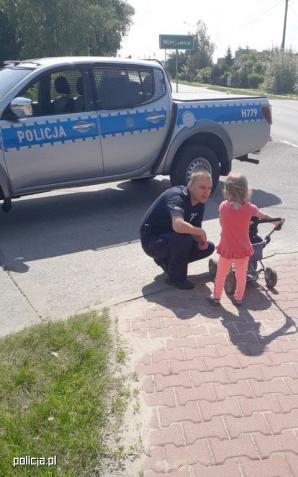 Policjanci z Samodzielnego Pododdziału Prewencji Policji w Radomiu jadąc na festyn odnaleźli 3-latkę