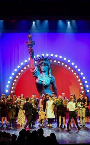 Rekordowa stutysięczna widownia, jedenaście tytułów, premiera ,,Miss Sajgon