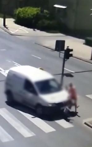 Kierująca wjechała „na czerwonym”. Matka z 5-latkiem potrąceni na przejściu dla pieszych