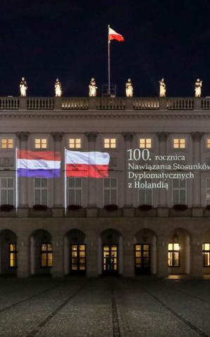 Okolicznościowa iluminacja na fasadzie Pałacu Prezydenckiego