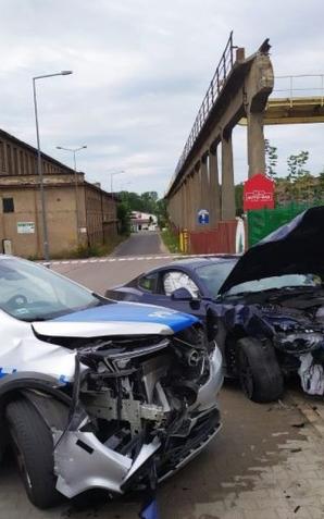 Był pod wpływem narkotyków, kierował samochodem, zniszczył murawę boiska sportowego, chciał przejechać policjantkę i staranował radiowóz – mężczyzna jest już w rękach policji