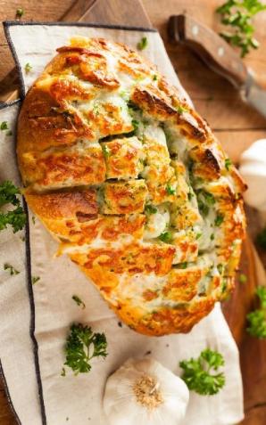 Pomysł na danie: chleb z boczkiem, serem i migdałami