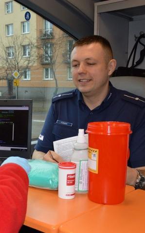 Radomski policjant oddał szpik dla genetycznego bliźniaka. Podarował szansę na życie mężczyźnie z Polski