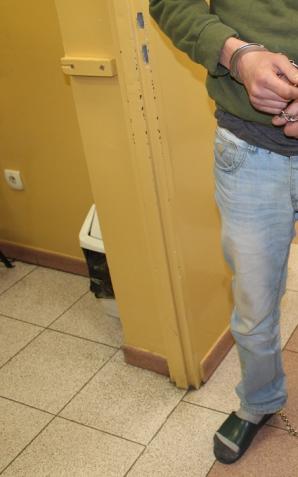 [VIDEO] Legniccy policjanci zatrzymali mężczyznę, który napadał na bezbronne kobiety i okradał je