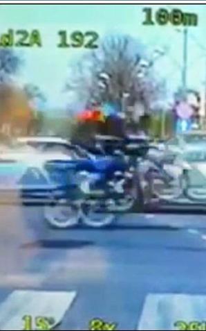 [VIDEO] Na jednym kole przejechał motorem przez skrzyżowanie! Dorwała go Policja!