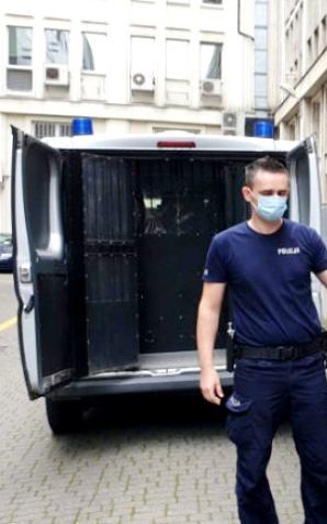 [VIDEO] Operator monitoringu dostrzegł moment przestępstwa, a policjanci zatrzymali napastników