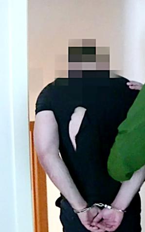 [VIDEO] Zlikwidowana wytwórnia medykamentów. Działała w domu poszukiwanego mężczyzny